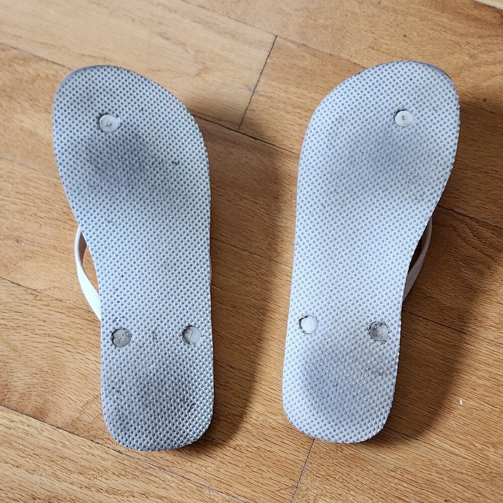 Old Navy White Flip Flops Size 9 - Picture 6 of 6